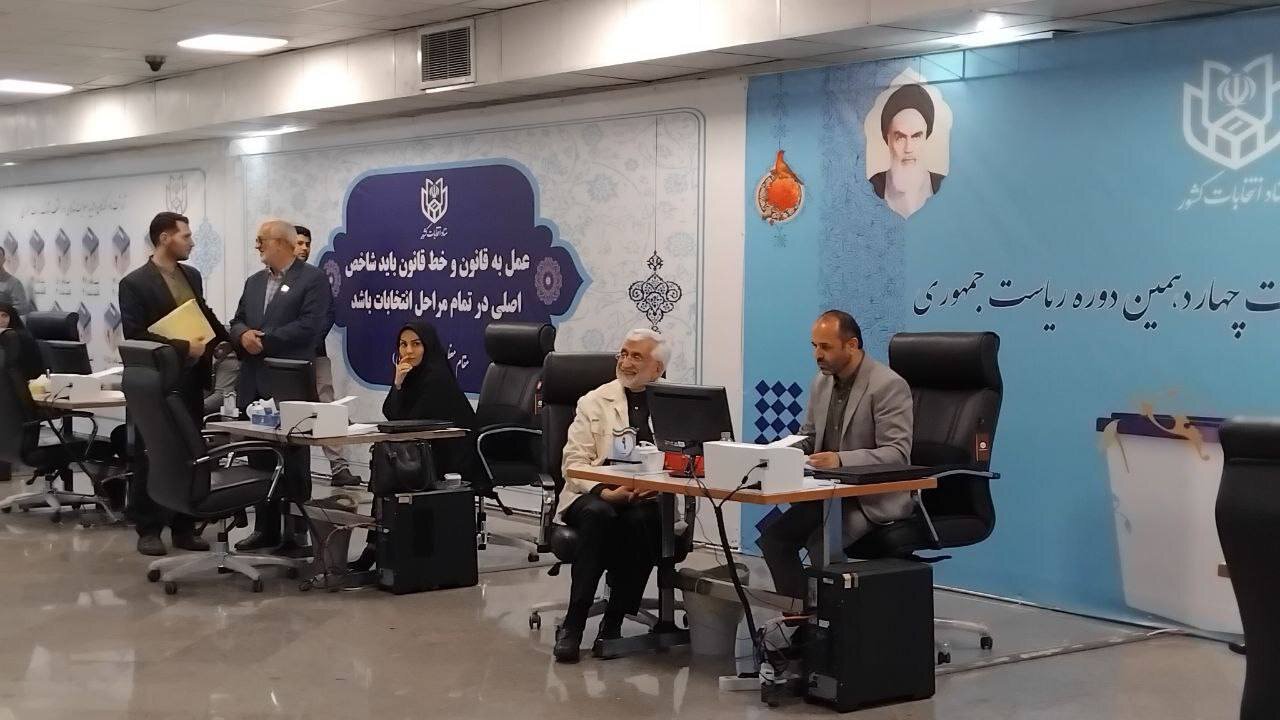 تصاویری از ژست و خنده های سعید جلیلی در زمان ثبت نام در انتخابات ۱۴۰۳