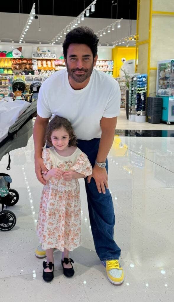 واکنش محمدرضا گلزار به گرفتن عکس یادگاری با یک دختربچه