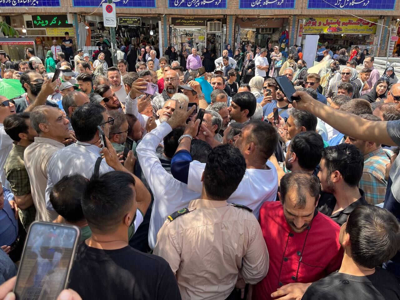 احمدی‌نژاد به بازار تهران رفت + عکس