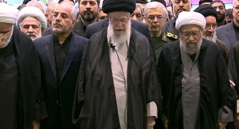 دعاهای خاص رهبر انقلاب در نماز بر پیکر ابراهیم رئیسی