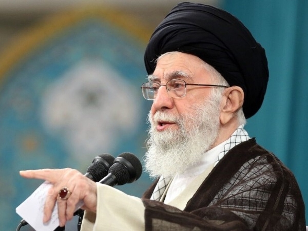 رهبر انقلاب:تشییع باشکوه شهدا نشان داد که ملت ایران زنده است