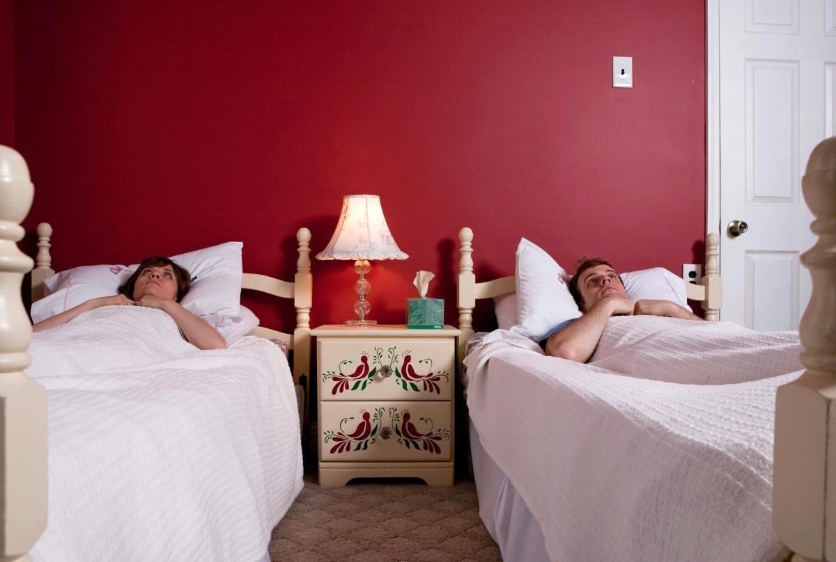 جدا خوابیدن زن و شوهر مفید است؟ | چرا مرد یا زن نباید تنها بخوابد ؟