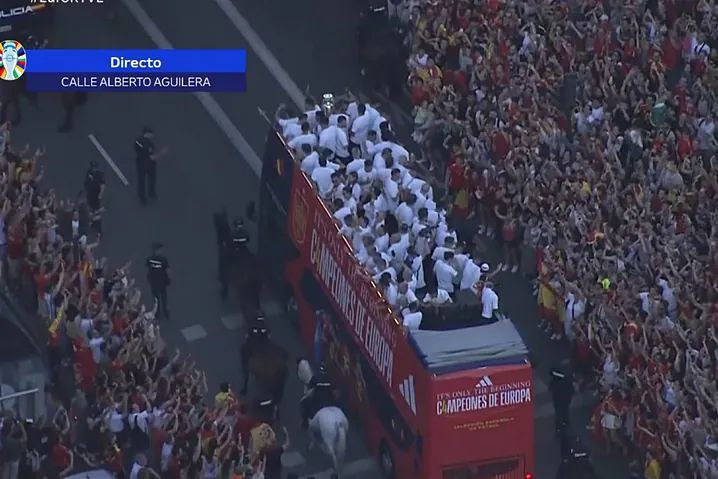 جشن باشکوه تیم ملی اسپانیا در یک مکان خاص
