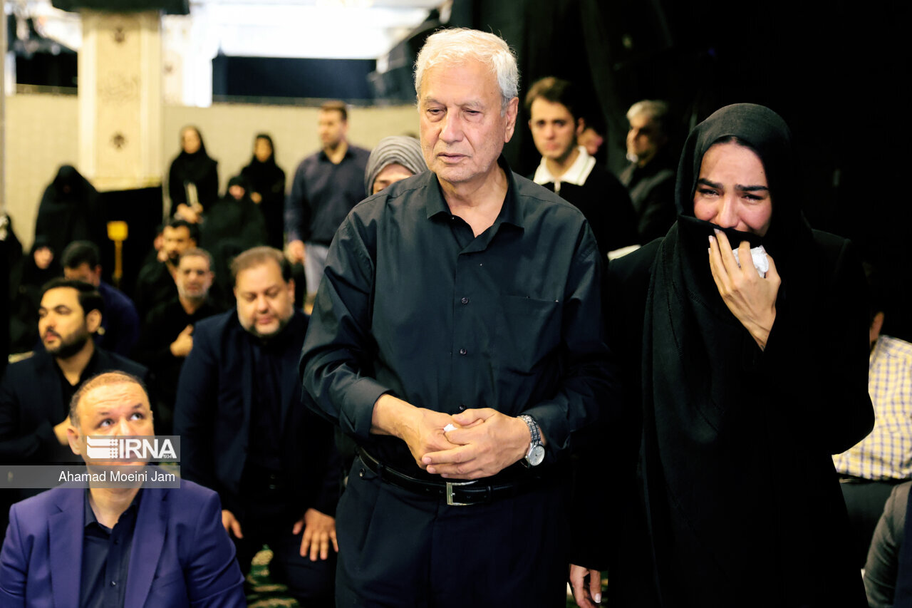 تصاویری از اشک ریختن علی ربیعی بر سر پیکر برادرش