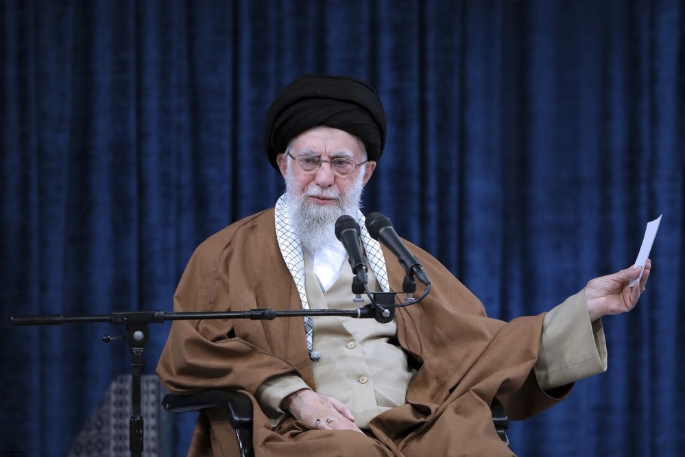 رهبر انقلاب: ما هیچ وقت شروع کننده درگیری نبودیم اما اگر کسی شروع کند بداند که سیلیهای سختی خواهد خورد رهبر انقلاب: ما هیچ وقت شروع کننده درگیری نبودیم اما اگر کسی شروع کند بداند که سیلیهای سختی خواهد خورد