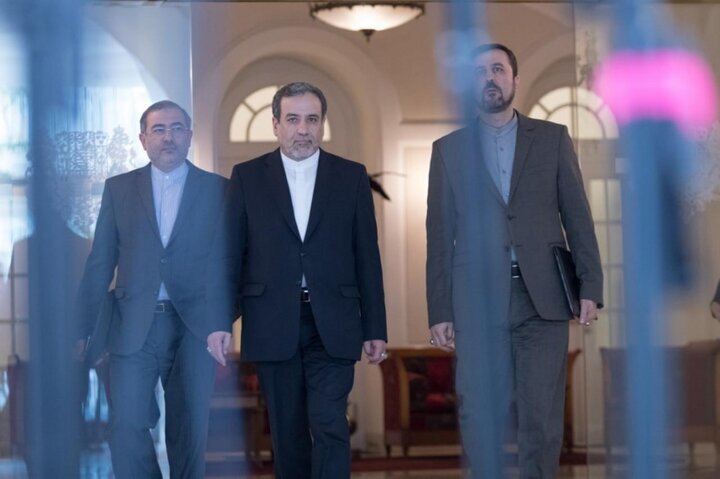 سی ان ان: دیدار هیات‌های ایران و آمریکا در منزل وزیر خارجه عمان در مسقط برگزار شد؛ خانه‌ای که کمتر از ده دقیقه با فرودگاه فاصله دارد / «استیو ویتکوف» و تیم آمریکایی‌اش در اتاق پذیرایی‌ای در سمت راست ورودی اصلی خانه مستقر بودند، «عباس عراقچی» و هیئت ایرانی هم در اتاقی در سمت چپ قرار داشتند