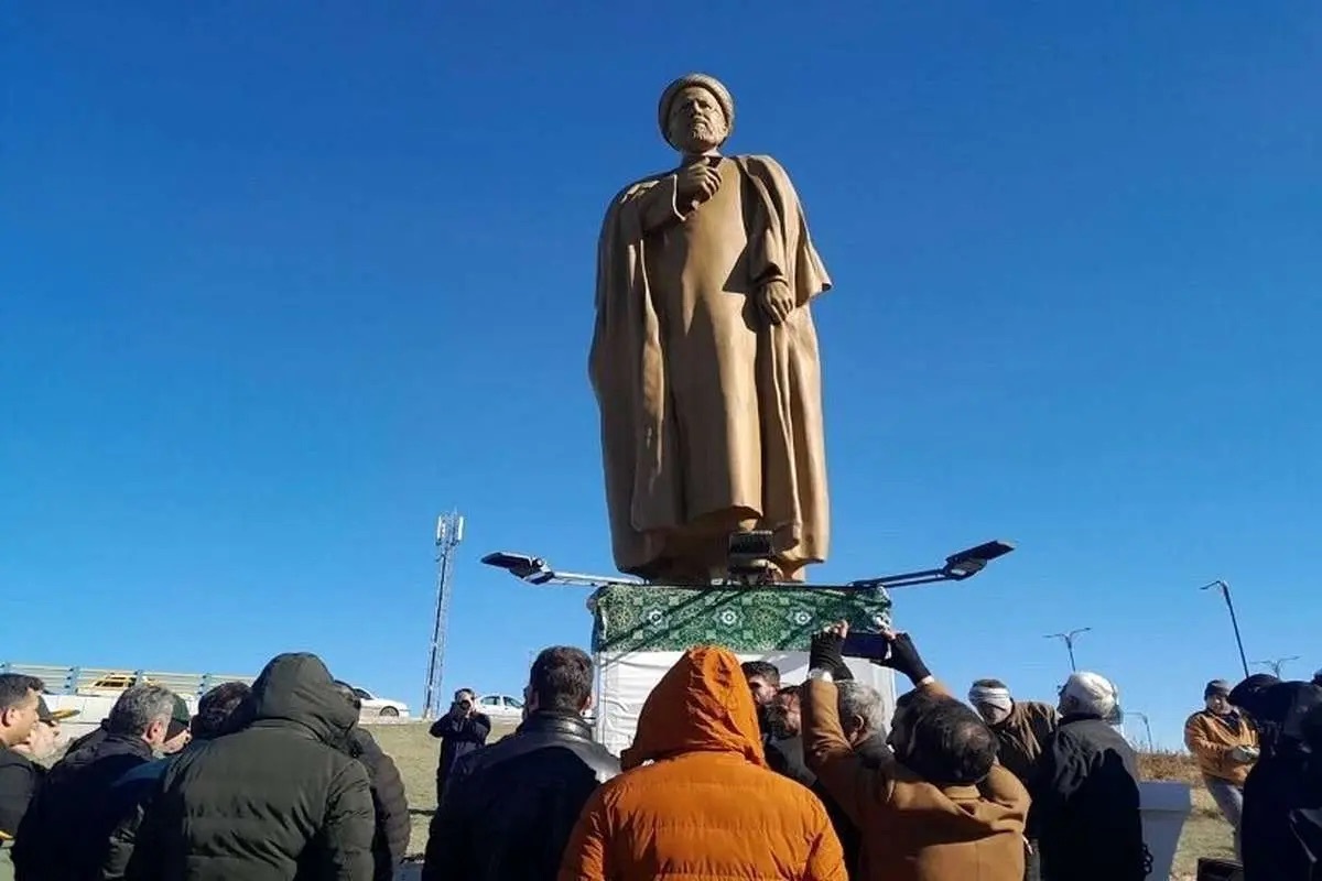 ماجرای سقوط مجسمه رئیسی در اردبیل + عکس