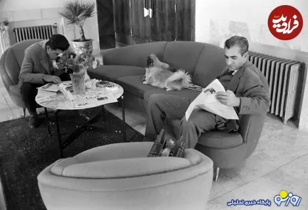 محمدرضا پهلوی در حال خواندن روزنامه