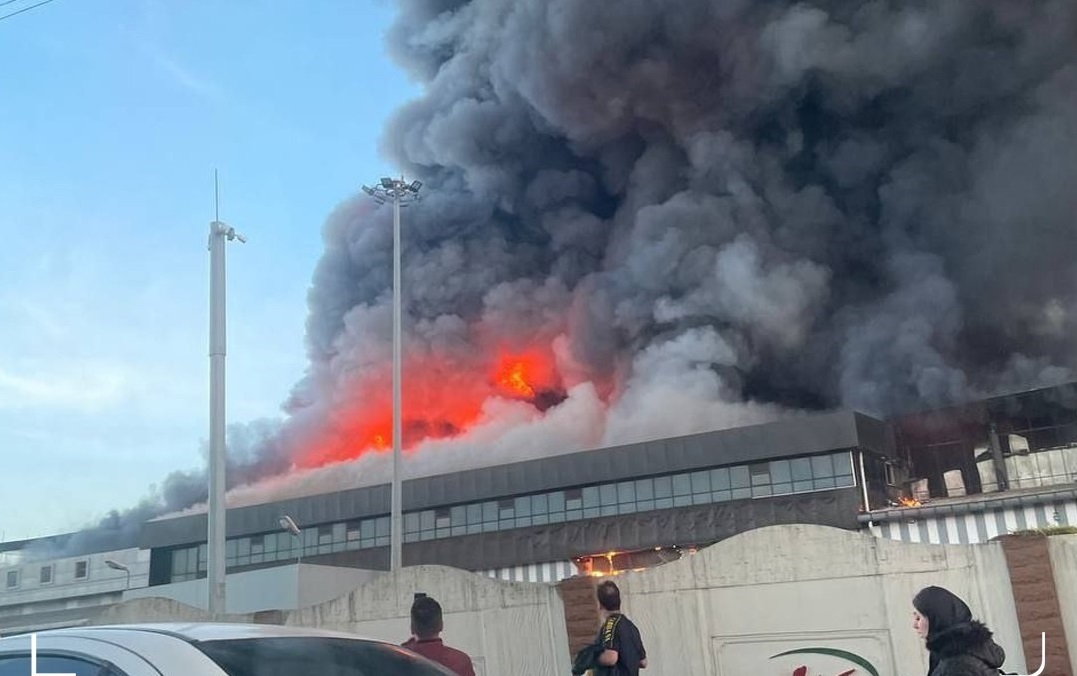 آتشسوزی شدید در کارخانه شرکت کاله واقع در شهر آمل؛ دود غلیطی آسمان آمل را فرا گرفت / تلاش برای اطفای حریق ادامه دارد آتشسوزی شدید در کارخانه شرکت کاله واقع در شهر آمل؛ دود غلیطی آسمان آمل را فرا گرفت / تلاش برای اطفای حریق ادامه دارد