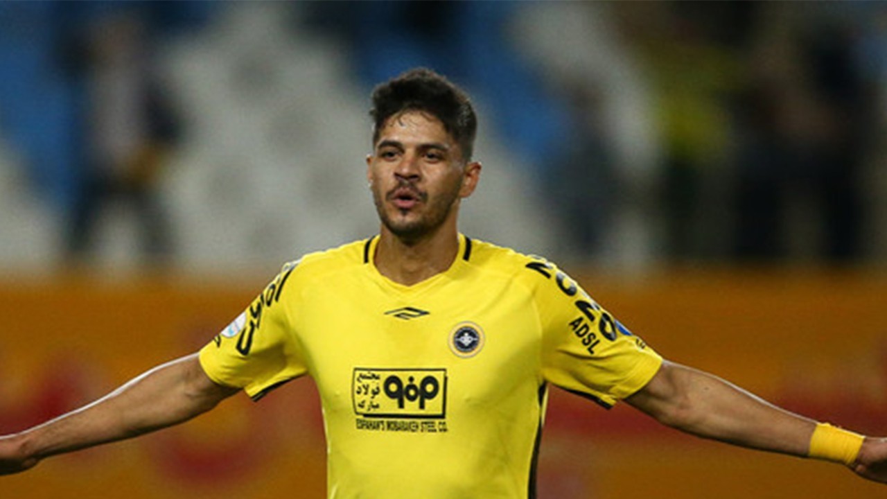 ستاره وفادار سپاهان در ۳۷ سالگی از دنیای فوتبال خداحافظی کرد