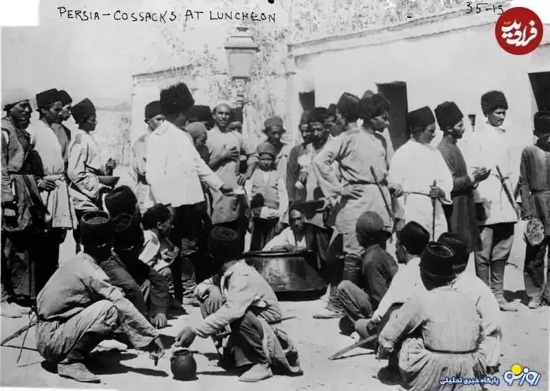 عکسی عجیب از سربازان قاجار در صف جیره غذا