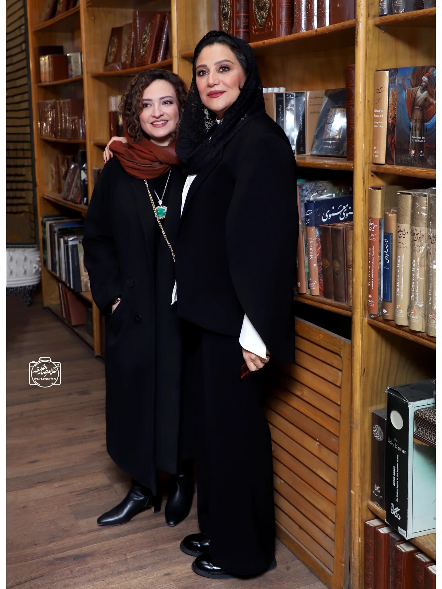 (عکس) گلاره عباسی با استایل خاص و گردنبند زمردین در رونمایی از کتاب شبنم مقدمی