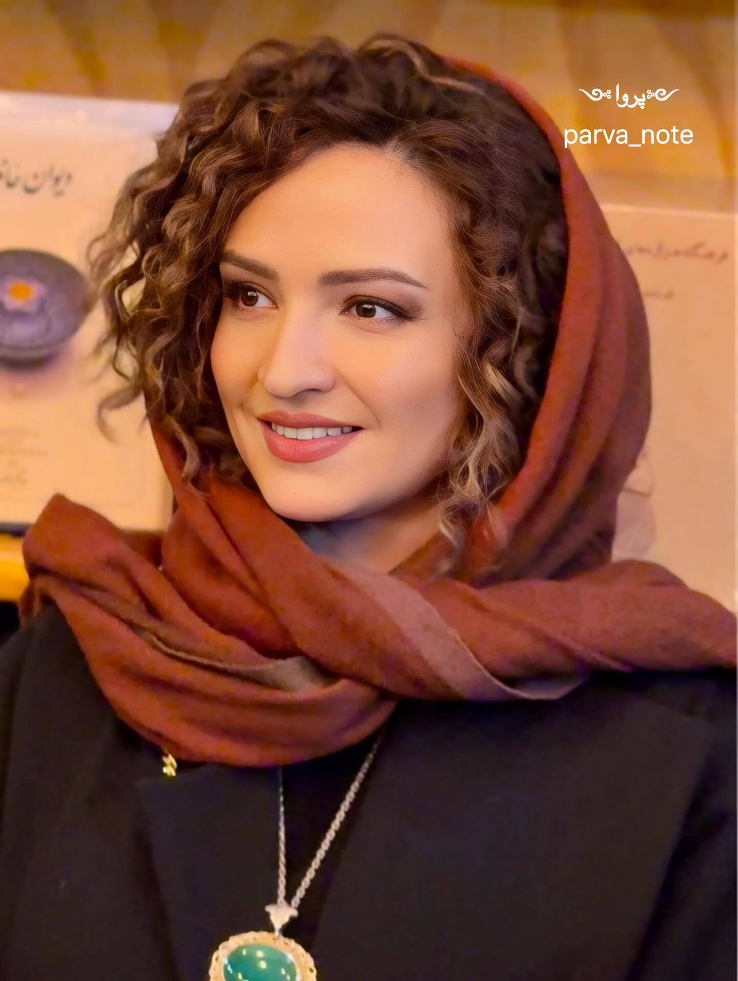 (عکس) گلاره عباسی با استایل خاص و گردنبند زمردین در رونمایی از کتاب شبنم مقدمی