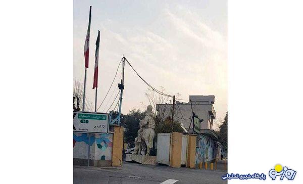 مجسمه نماد عظمت ملت ایران در پارکینگ خسته و منتظر! مجسمه نماد عظمت ملت ایران در پارکینگ خسته و منتظر!