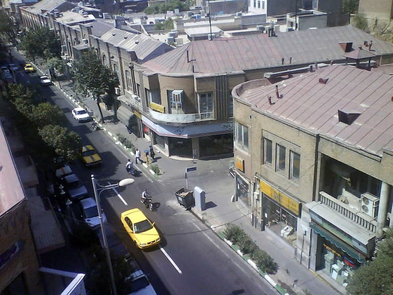 تسنیم: وضعیت در خیابان جمهوری و پاساژهای اطراف عادی است تسنیم: وضعیت در خیابان جمهوری و پاساژهای اطراف عادی است