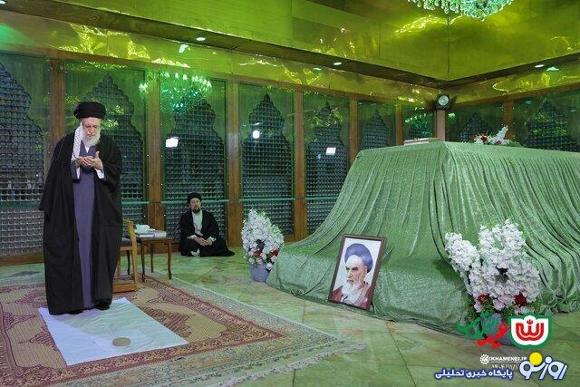 حضور حضرت آیت الله خامنه‌ای در مرقد بنیانگذار جمهوری اسلامی ایران