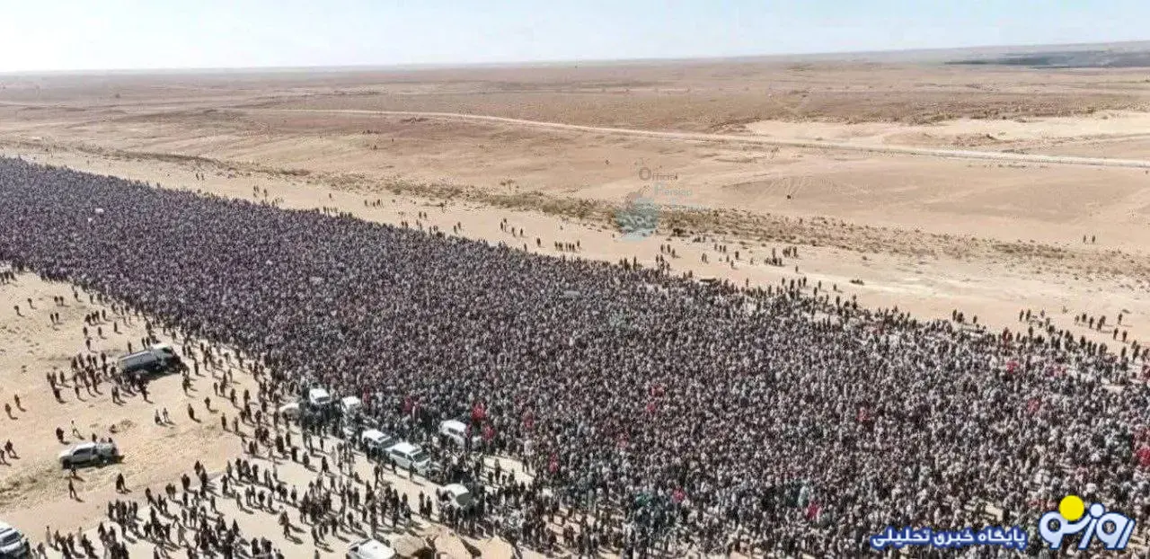 قاب توجهبرانگیز از جمعیت حاضر در تشییع پسر قذافی قاب توجهبرانگیز از جمعیت حاضر در تشییع پسر قذافی