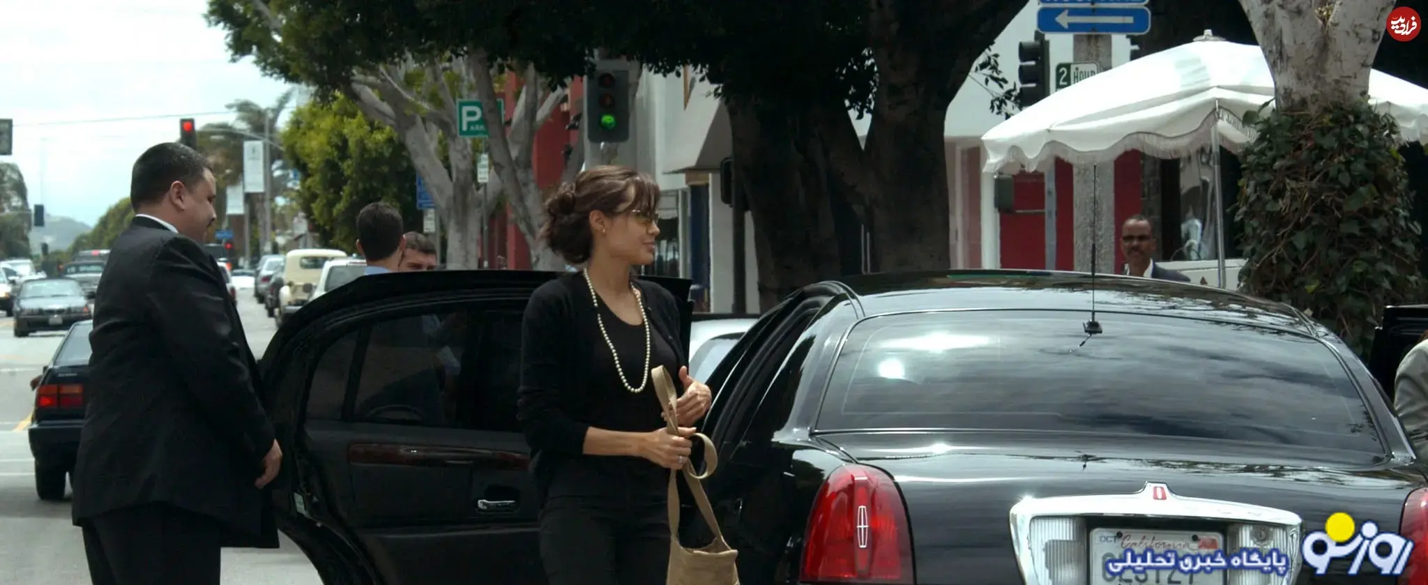 تصویری از آنجلینا جولی در سال ۱۳۸۲ تصویری از آنجلینا جولی در سال ۱۳۸۲