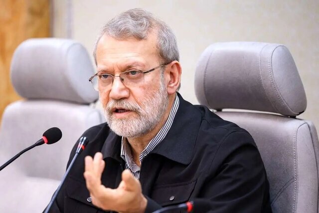 لاریجانی: ۲ کشور منطقه ادعا کرده‌اند که جلوی حملۀ آمریکا از خاکشان را می‌گیرند، البته ما بعید می‌دانیم؛ صبر می‌کنیم ببینیم اگر جلویش را بگیرند با آنها کاری نخواهیم داشت / معنی ندارد کشوری با ما اعلام دوستی کند، اما همزمان پایگاهش در اختیار دشمن برای حمله به ایران باشد / می‌گویند توان موشکی ایران نابود شده؛ پس این همه موشک که روزانه به سمتشان می‌خورد از کجا می‌آید؟