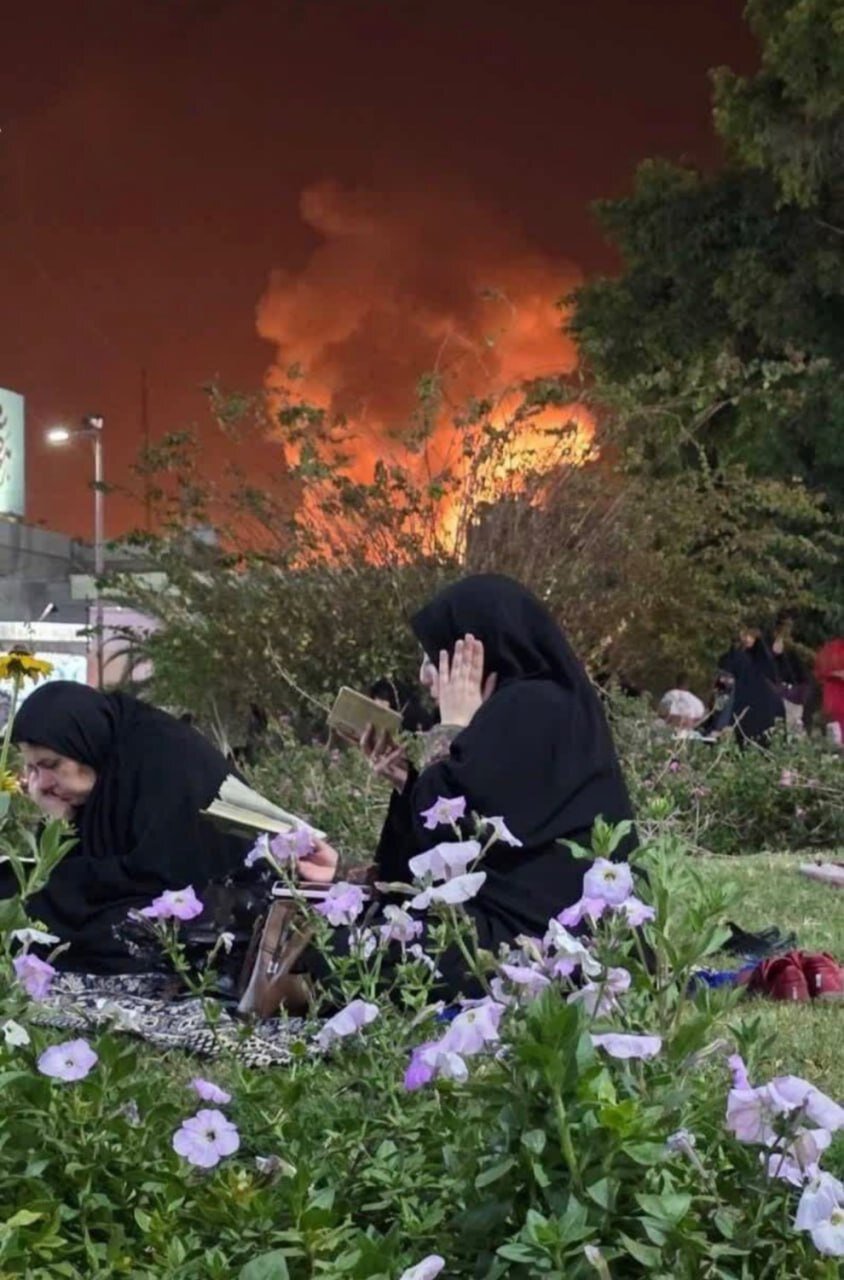 عکس | اقدام جالب یک زن در تهران زیر حمله سنگین دشمن در فضای باز