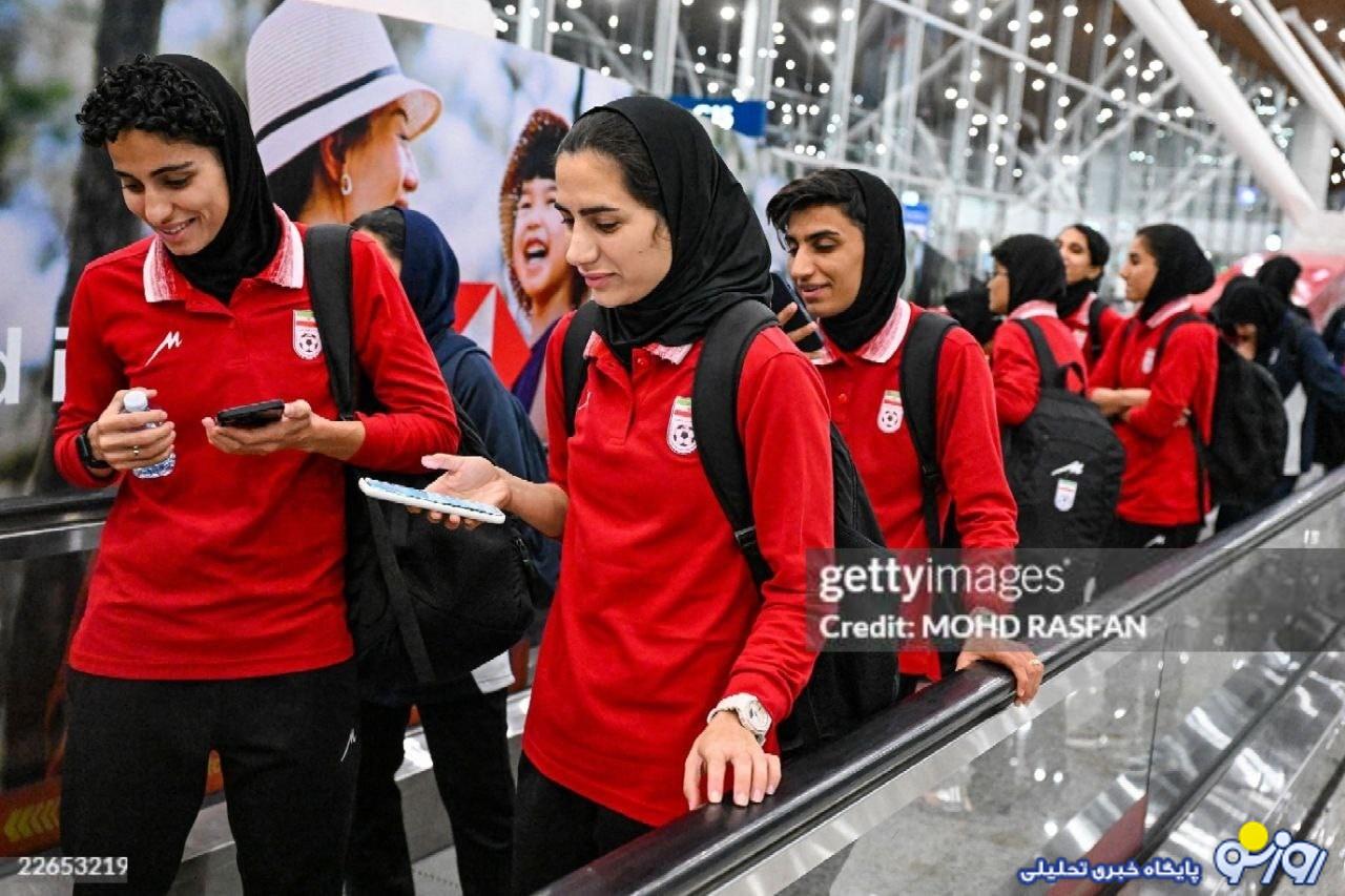 دختران فوتبالیست ایرانی در فرودگاه مالزی در حال بازگشت به ایران دختران فوتبالیست ایرانی در فرودگاه مالزی در حال بازگشت به ایران