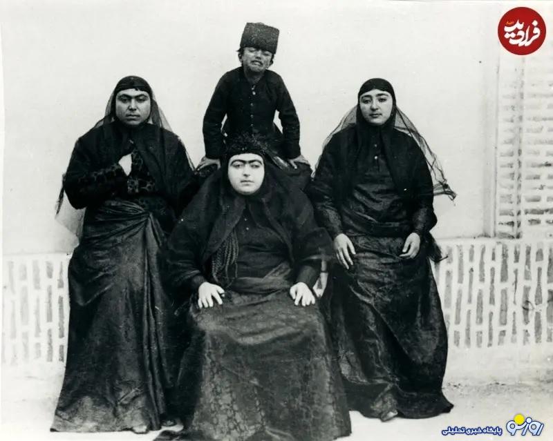 دختران ناصرالدین شاه در کنار ملیجک