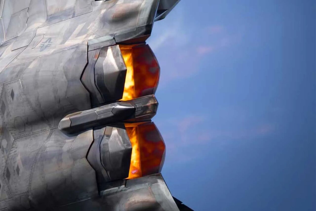 هیولای تشنهٔ آسمان / مصرف سوخت F-۲۲ رپتور شما را شگفتزده میکند هیولای تشنهٔ آسمان / مصرف سوخت F-۲۲ رپتور شما را شگفتزده میکند