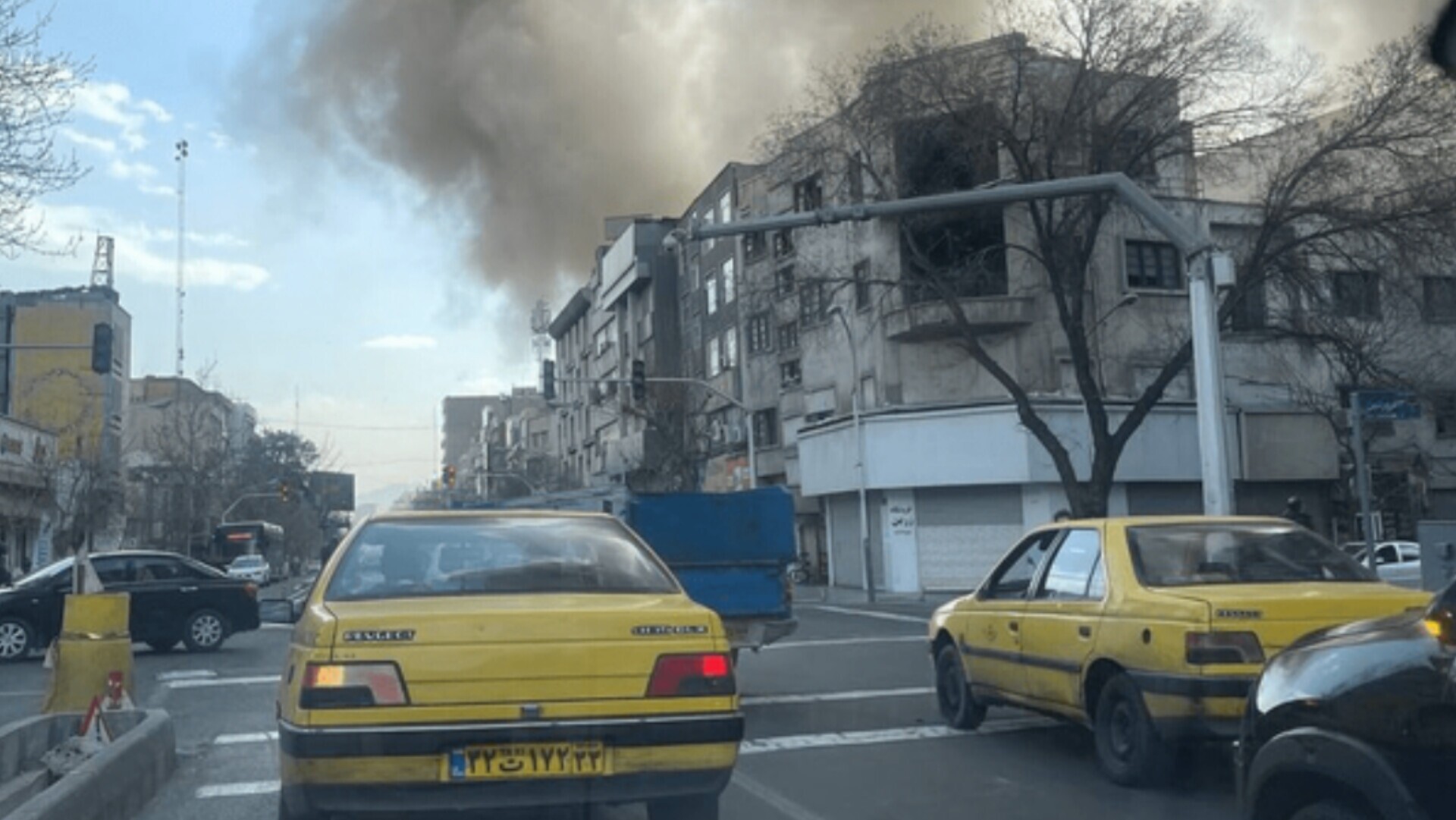 فارس: گزارش ۷ مورد اصابت موشک در محدوده پاستور/ طی ساعات اخیر، خیابان‌های منتهی به خیابان پاستور مسدود شده/ مردم مصدوم به بیمارستان‌ها منتقل شدند