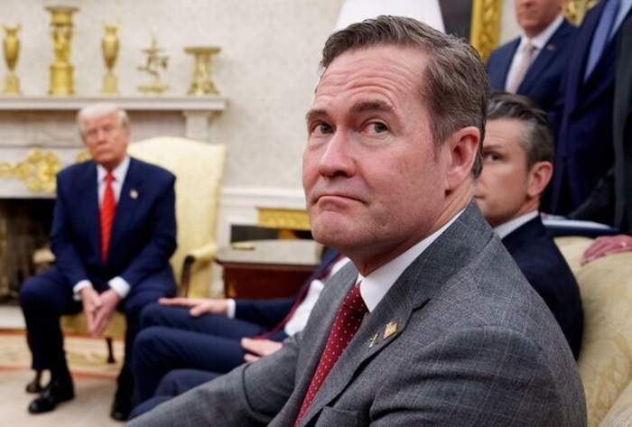 ارتباط برکناری والتز با ماجرای ایران/تصمیم ترامپ برای اخراج او نتیجه تجمع نارضایتیها از او بود که تمایل بیشتری به استفاده از گزینه نظامی نسبت به رئیس خود داشت/دو منبع گفتند که والتز هماهنگیهای فشردهای با نتانیاهو درباره گزینههای نظامی علیه ایران قبل از جلسه با ترامپ انجام داده بود/این به گوش ترامپ رسیده بود/مشاور ترامپ: تو باید برای رئیسجمهور کشورت کار کنی، نه رئیس کشور دیگر ارتباط برکناری والتز با ماجرای ایران/تصمیم ترامپ برای اخراج او نتیجه تجمع نارضایتیها از او بود که تمایل بیشتری به استفاده از گزینه نظامی نسبت به رئیس خود داشت/دو منبع گفتند که والتز هماهنگیهای فشردهای با نتانیاهو درباره گزینههای نظامی علیه ایران قبل از جلسه با ترامپ انجام داده بود/این به گوش ترامپ رسیده بود/مشاور ترامپ: تو باید برای رئیسجمهور کشورت کار کنی، نه رئیس کشور دیگر