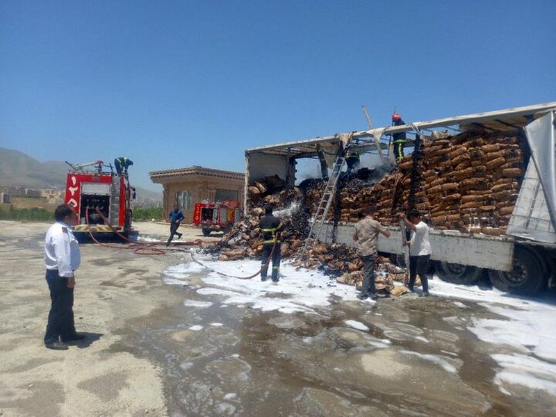 مهار آتشسوزی تریلی حامل زغال در سنندج