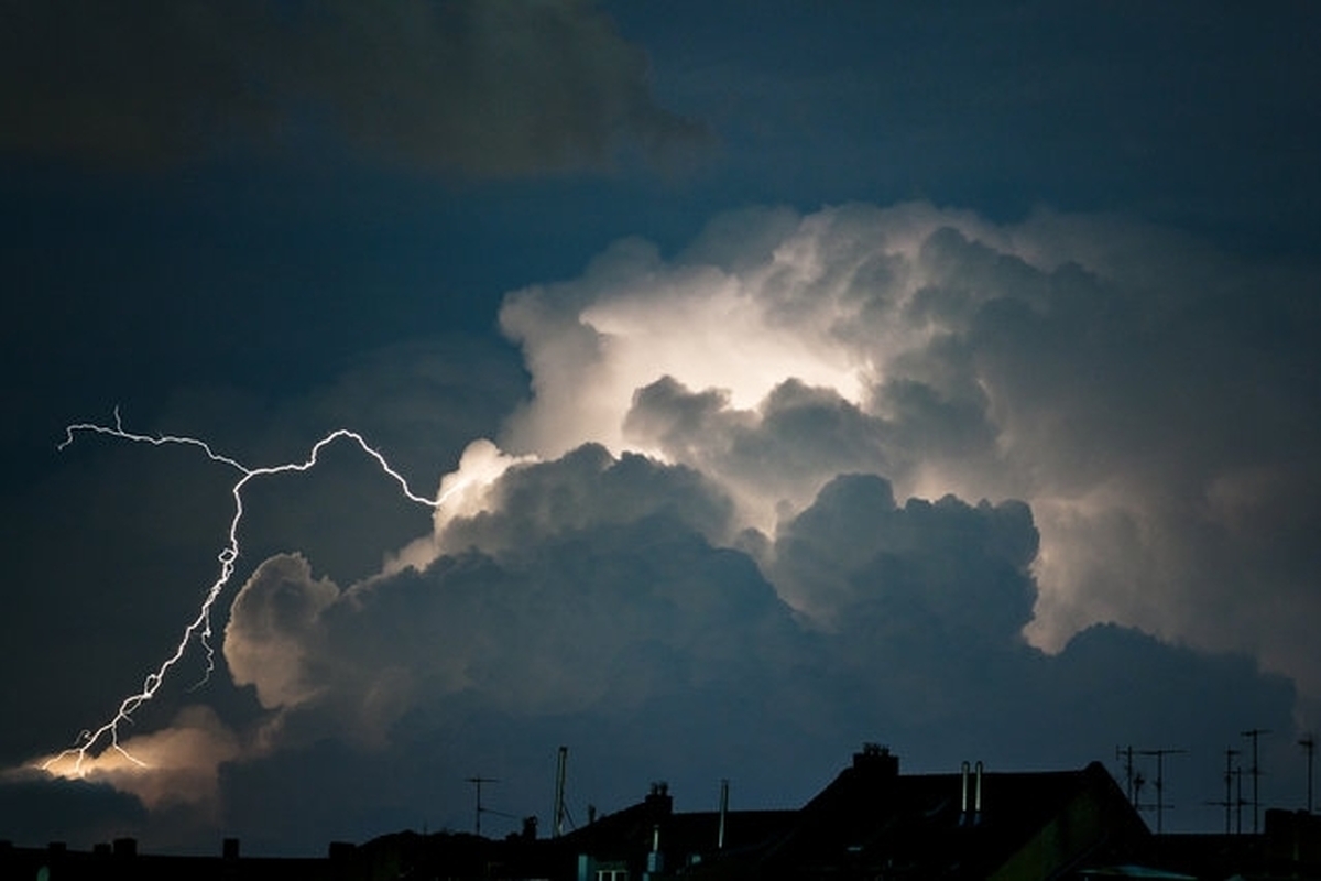 هشدار جدید هواشناسی؛ امروز منتظر طوفان‌های تندری باشید +فیلم