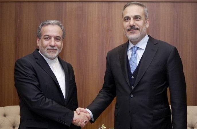 عراقچی به وزیر خارجه ترکیه: حقوق ایران در بهرهمندی از انرژی صلحآمیز هستهای قابل چشمپوشی نیست / آمادگی داریم تعاملی برد-برد را در ازای خاتمه تحریمها شکل دهیم عراقچی به وزیر خارجه ترکیه: حقوق ایران در بهرهمندی از انرژی صلحآمیز هستهای قابل چشمپوشی نیست / آمادگی داریم تعاملی برد-برد را در ازای خاتمه تحریمها شکل دهیم