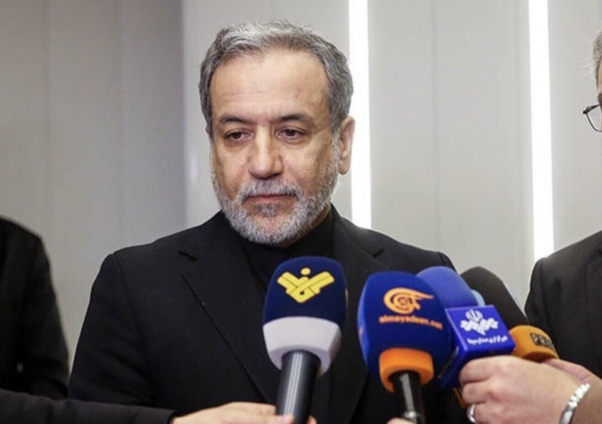 عراقچی در خصوص تاریخ و مکان دور پنجم مذاکرات: فعلا که بزن بزن است؛ یک تاریخی برای مذاکرات پیشنهاد شده، اما ما هنوز قبول نکردهایم عراقچی در خصوص تاریخ و مکان دور پنجم مذاکرات: فعلا که بزن بزن است؛ یک تاریخی برای مذاکرات پیشنهاد شده، اما ما هنوز قبول نکردهایم