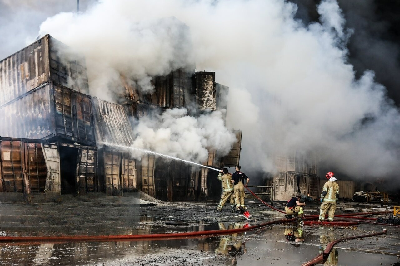 فارس: محتویات کانتینرهای عامل حادثه بندر شهید رجایی، شامل مواد خطرناک و قابل اشتعال بوده / این مواد عمدتا کاربرد بهداشتی و کشاورزی داشتند / احتمالا شرکتهای واردکننده برای کاهش هزینههای گمرکی، درجه خطرناک بودن مواد را اعلام نکرده بودند فارس: محتویات کانتینرهای عامل حادثه بندر شهید رجایی، شامل مواد خطرناک و قابل اشتعال بوده / این مواد عمدتا کاربرد بهداشتی و کشاورزی داشتند / احتمالا شرکتهای واردکننده برای کاهش هزینههای گمرکی، درجه خطرناک بودن مواد را اعلام نکرده بودند