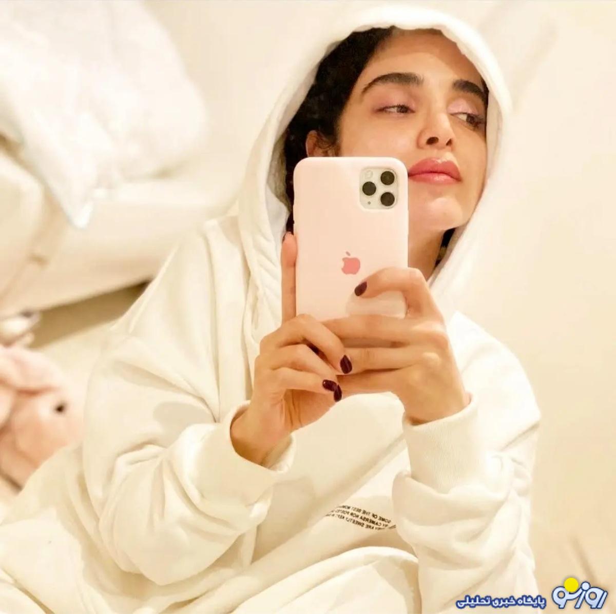 سلفی جنجالی الهه حصاری با هودی سفید و جذابش در اتاق خواب