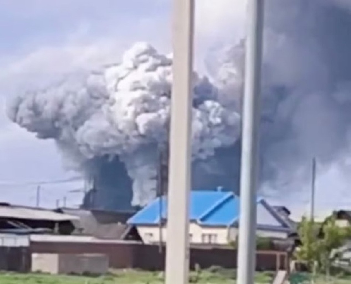 روایت «دیلی تلگراف» از جزئیات بزرگترین حمله اوکراین علیه مسکو: این عملیات، با انتقال مخفیانه پهپادهای کوچک با کامیونهای باری به داخل روسیه، آغاز شد/ رانندگان از آنچه حمل میکردند اطلاع نداشتند/ از هواپیماهای مورد هدف، بمبافکن راهبردی با قابلیت حمل بمبهای اتمی و مرگبارترین تسلیحات غیرهستهای روسی بود/ حمله مذکور، با برنامهریزی دقیق و در بازهای ۱۸ ماهه طراحی شد روایت «دیلی تلگراف» از جزئیات بزرگترین حمله اوکراین علیه مسکو: این عملیات، با انتقال مخفیانه پهپادهای کوچک با کامیونهای باری به داخل روسیه، آغاز شد/ رانندگان از آنچه حمل میکردند اطلاع نداشتند/ از هواپیماهای مورد هدف، بمبافکن راهبردی با قابلیت حمل بمبهای اتمی و مرگبارترین تسلیحات غیرهستهای روسی بود/ حمله مذکور، با برنامهریزی دقیق و در بازهای ۱۸ ماهه طراحی شد