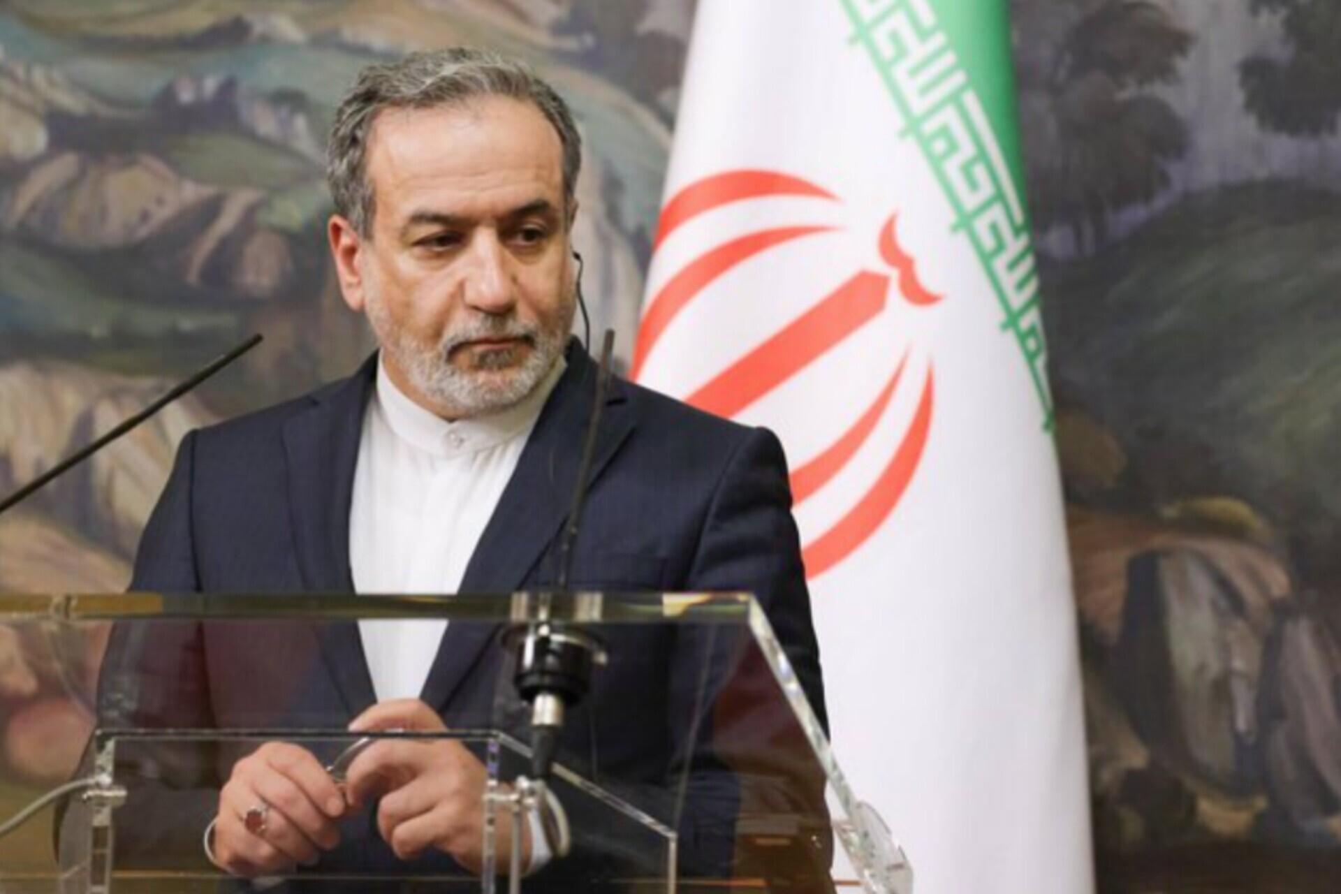 عراقچی: با گروسی در مورد پرونده هستهای و مذاکرات صحبت کردم/ برای اثبات مسالمتآمیز بودن برنامه هستهای خود، میز مذاکره را ترک نکردیم و نمیکنیم/ از نظر ما نه تنها بهترین گزینه، بلکه تنها راه، دیپلماسی است و هیچ راهحل دیگری وجود ندارد/ اگر اسرائیل به تاسیسات هستهای ایران حمله کند، متضرر میشود/ استفاده از اسنپبک، سیاست غلطی خواهد بود عراقچی: با گروسی در مورد پرونده هستهای و مذاکرات صحبت کردم/ برای اثبات مسالمتآمیز بودن برنامه هستهای خود، میز مذاکره را ترک نکردیم و نمیکنیم/ از نظر ما نه تنها بهترین گزینه، بلکه تنها راه، دیپلماسی است و هیچ راهحل دیگری وجود ندارد/ اگر اسرائیل به تاسیسات هستهای ایران حمله کند، متضرر میشود/ استفاده از اسنپبک، سیاست غلطی خواهد بود