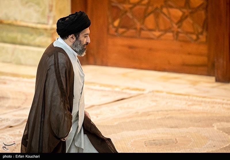 عکسی از فرزند رهبر انقلاب در حرم امام خمینی (ره)