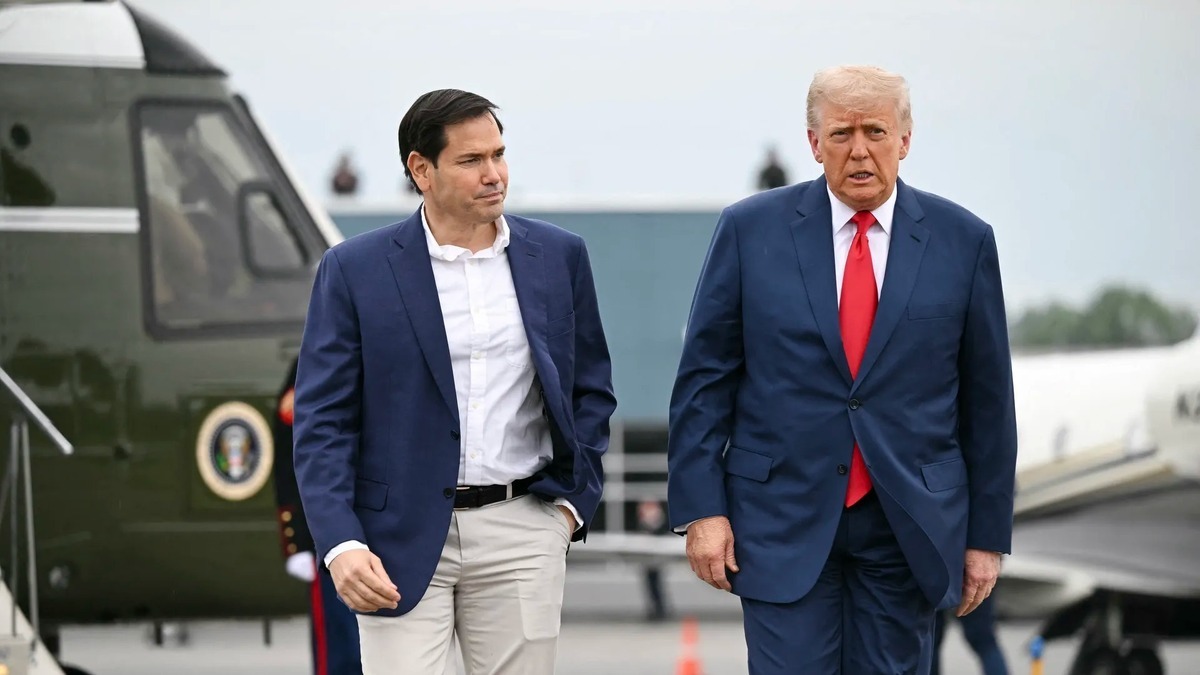 گفتگوی طولانی ترامپ و تیم عالیرتبه سیاست خارجی خود در کمپدیوید بر سر بحران هستهای ایران / یک مقام ارشد کاخ سفید: نشانههایی دریافت کردهایم که با وجود گفتن «نه»، ایران تمایل خود را برای ادامه مذاکرات ابراز خواهد کرد؛ ما یک پیشنهاد بسیار سختگیرانه برای ایرانیها فرستادیم و انتظار داریم که آنها پاسخ تندی بدهند گفتگوی طولانی ترامپ و تیم عالیرتبه سیاست خارجی خود در کمپدیوید بر سر بحران هستهای ایران / یک مقام ارشد کاخ سفید: نشانههایی دریافت کردهایم که با وجود گفتن «نه»، ایران تمایل خود را برای ادامه مذاکرات ابراز خواهد کرد؛ ما یک پیشنهاد بسیار سختگیرانه برای ایرانیها فرستادیم و انتظار داریم که آنها پاسخ تندی بدهند