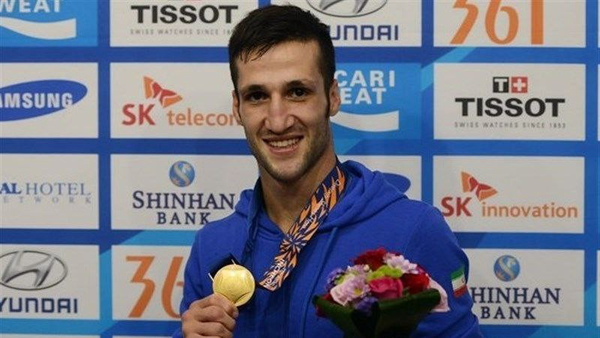 قهرمان کاراته کشور نیز مدالش را به سحر امامی تقدیم کرد