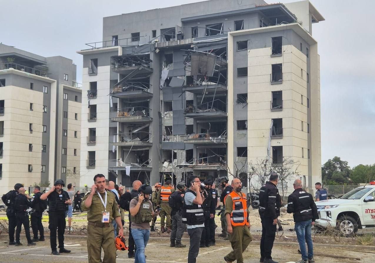 موج جدید حملات موشکی ایران به اسرائیل؛ رسانههای اسرائیلی: موشک ایرانی در نزدیکی ساختمان مایکروسافت در بئرشبع فرود آمد / شهرداری بئرشبع: این خسارت ناشی از اصابت مستقیم موشک ایرانی بوده است، نه ترکشهای موشک رهگیر / هاآرتص: تلاش برای رهگیری موشک شکست خورد موج جدید حملات موشکی ایران به اسرائیل؛ رسانههای اسرائیلی: موشک ایرانی در نزدیکی ساختمان مایکروسافت در بئرشبع فرود آمد / شهرداری بئرشبع: این خسارت ناشی از اصابت مستقیم موشک ایرانی بوده است، نه ترکشهای موشک رهگیر / هاآرتص: تلاش برای رهگیری موشک شکست خورد