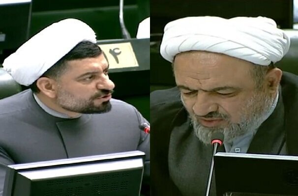 رسایی: فراکسیون انقلاب که در طول یک سال گذشته هیچ جلسهای برگزار نکرده، میخواهد صبح سهشنبه جلسه مشورتی در صحن علنی برای انتخابات هیئت رئیسه برگزار کند و بر ریاست قالیباف هم اجماع کردهاند / آزادیخواه، نماینده ملایر: حرف قالیباف این بود که من نمیخواهم رئیس فراکسیون باشم و فرد دیگری رئیس فراکسیون باشد، اما سهمخواهیها نگذاشت / جریانی از بیرون مجلس نگذاشت فراکسیون فعال شود رسایی: فراکسیون انقلاب که در طول یک سال گذشته هیچ جلسهای برگزار نکرده، میخواهد صبح سهشنبه جلسه مشورتی در صحن علنی برای انتخابات هیئت رئیسه برگزار کند و بر ریاست قالیباف هم اجماع کردهاند / آزادیخواه، نماینده ملایر: حرف قالیباف این بود که من نمیخواهم رئیس فراکسیون باشم و فرد دیگری رئیس فراکسیون باشد، اما سهمخواهیها نگذاشت / جریانی از بیرون مجلس نگذاشت فراکسیون فعال شود