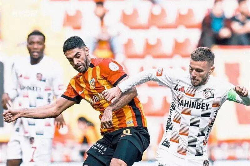 خلاف شایعات؛ هافبک سابق استقلال هنوز رسما برنگشته است!