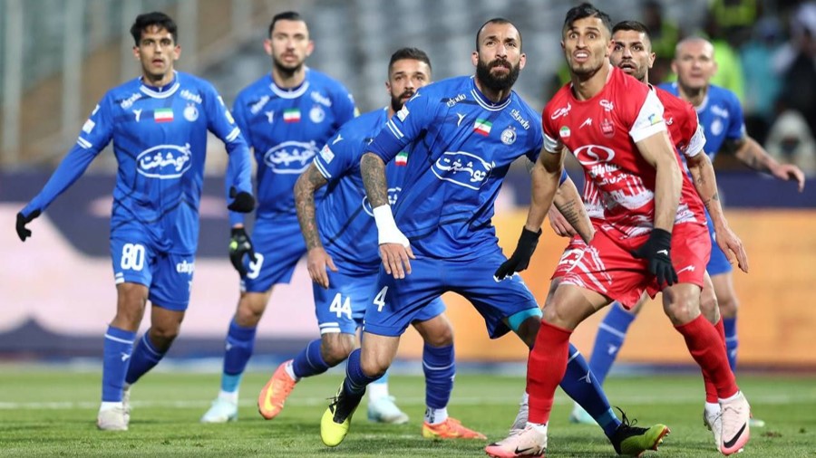 روزبه چشمی هافبک استقلال و تیم ملی ایران در بازی با پرسپولیس - علی علیپور مهاجم پرسپولیس تهران - لیگ برتر ایران