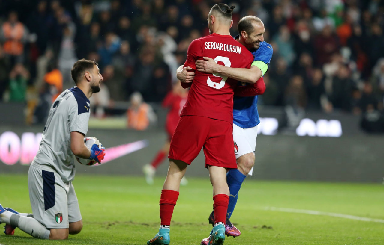 سردار دورسون مهاجم تیم ملی ترکیه در مقابل جورجیو کیه لینی و جیانلوییجی دوناروما بازیکنان تیم ملی ایتالیا - لیگ برتر ایران -سپورلیگ ترکیه