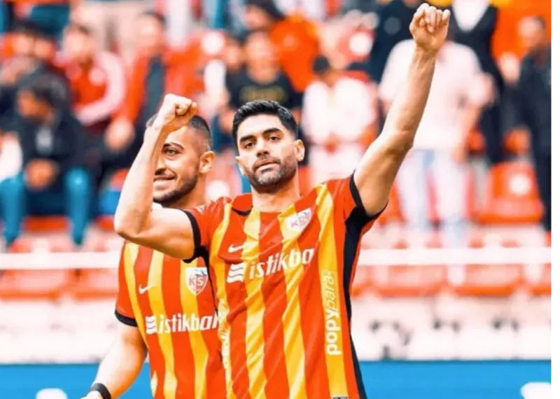 پشت پرده یک عکس؛ علامت سوال مقابل بازگشت علی کریمی!