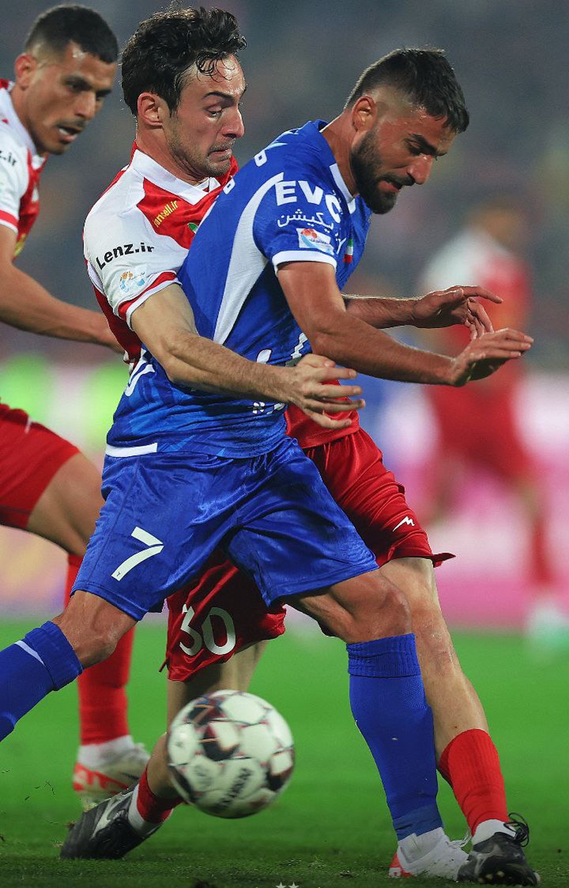 مهرداد محمدی مهاجم استقلال تهران و گئورگی گولسیانی دفاع پرسپولیس تهران و علی نعمتی - لیگ برتر ایران