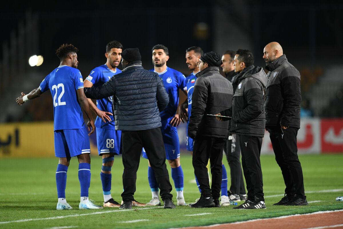 استقلال بدون مهاجم مثل کوسه بدون دندان است/ مدیران هلدینگ سر کیسه را شل کنند/ ساپینتو گلزن نداشته‌باشد باید قید قهرمانی را بزند!