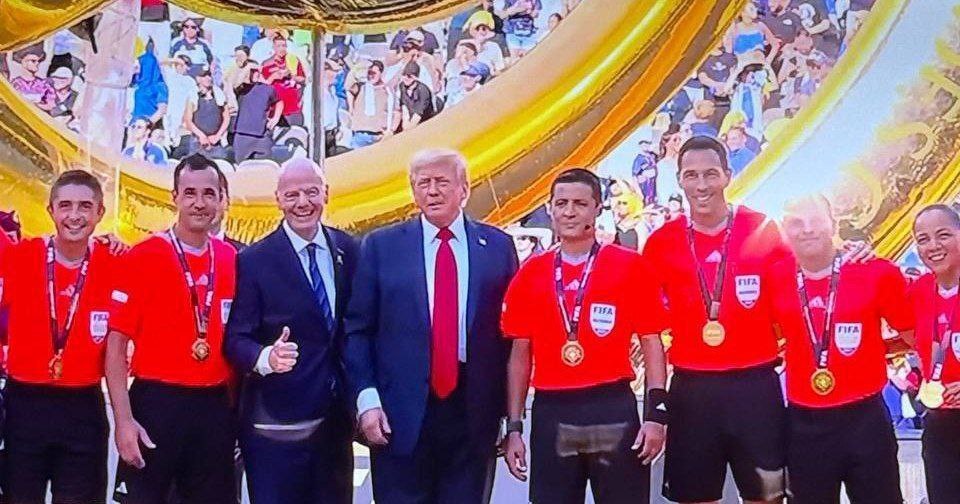 عکس مدال گرفتن علیرضا فغانی از دونالد ترامپ