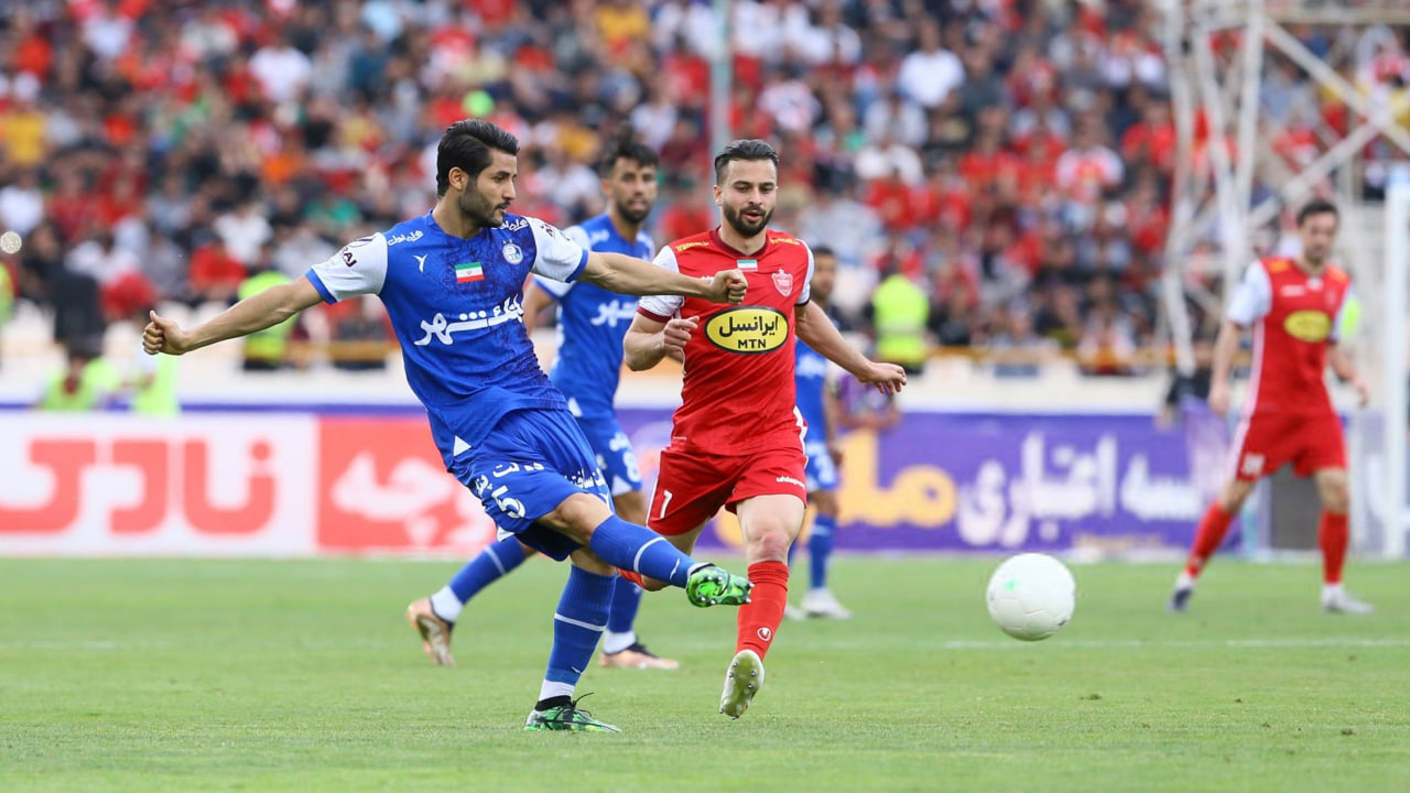 عارف غلامی مدافع میانی استقلال تهران - آرش رضاوند هافبک استقلالل - سصروش رفیعی و گئورگی گولسیانی بازیکنان پرسپولیس تهران - لیگ برتر ایران